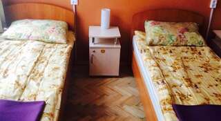 Хостел Gosti na Grafskom Санкт-Петербург Односпальная кровать в общем номере для мужчин и женщин-2
